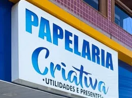 Placa azul e branca da loja: Papelaria Criativa, utilidades e presentes